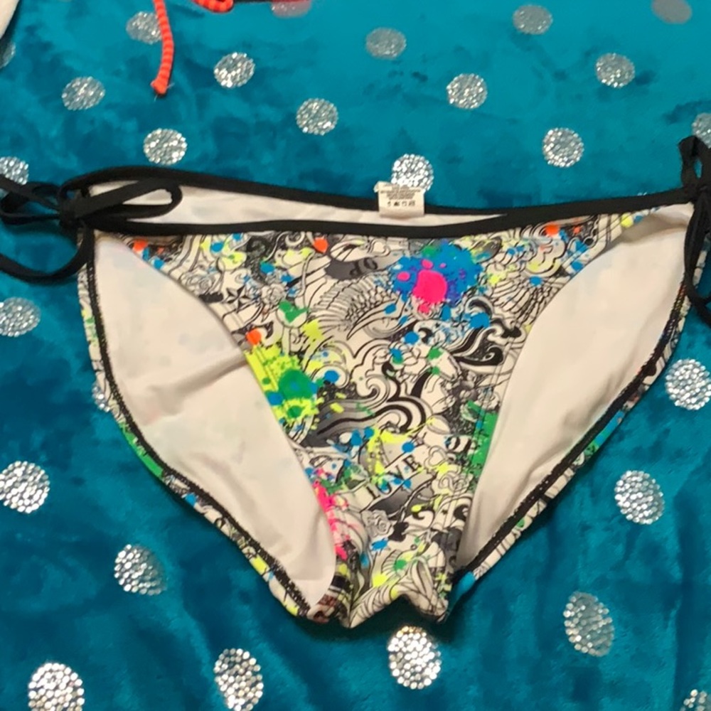 COPY - OP graffiti beach shorts L & bikini bottom XL